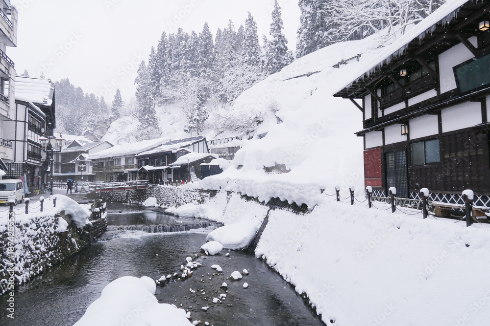 雪降る銀山温泉