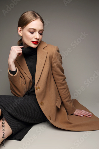 Fashionable woman in a coat.