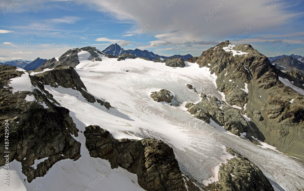 Obraz premium Train Glacier above the Semaphore Lakes Basin near Pemberton, British Columbia, Canada.