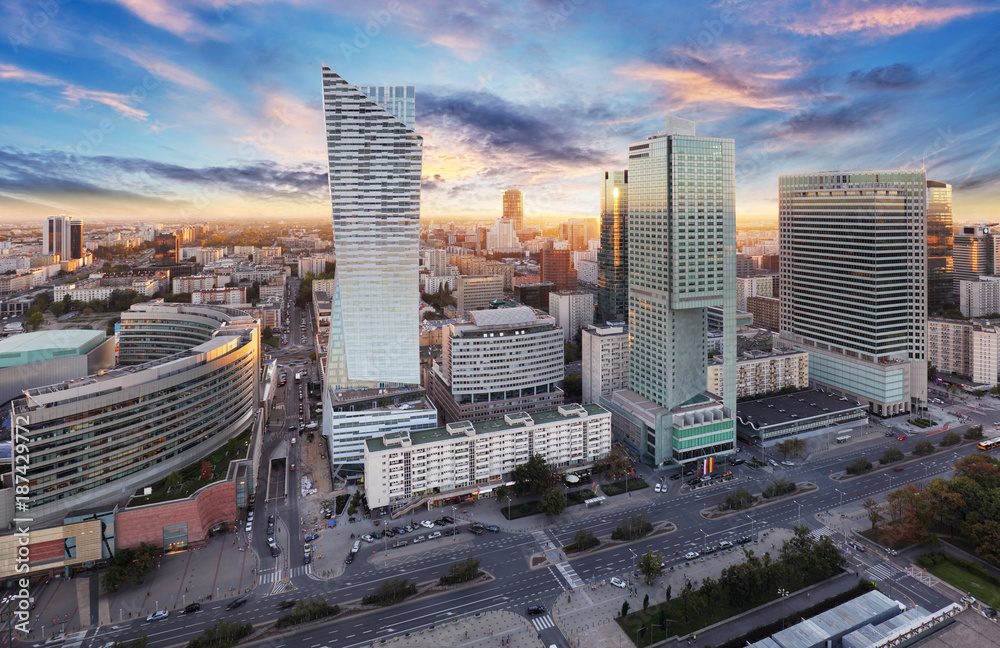 Fototapeta premium Warszawskie miasto z nowoczesnym wieżowcem o zachodzie słońca, Polska