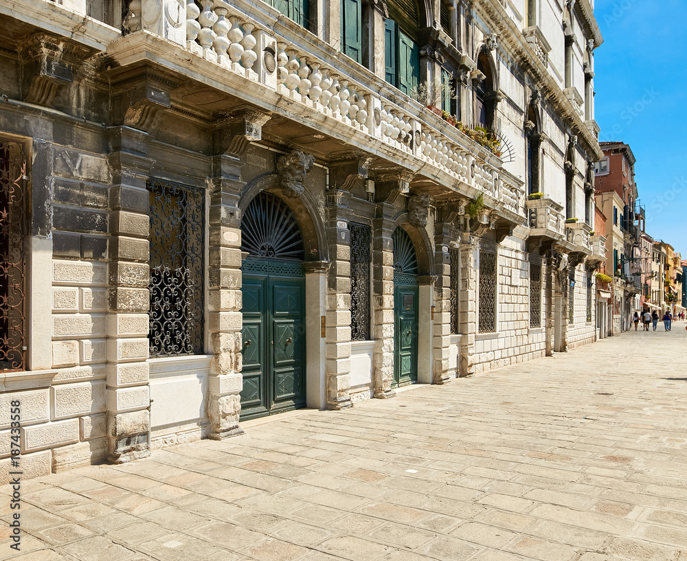 Obraz premium Venice, Italy - August 14, 2017: the classical structure of an apartment house in Venice.