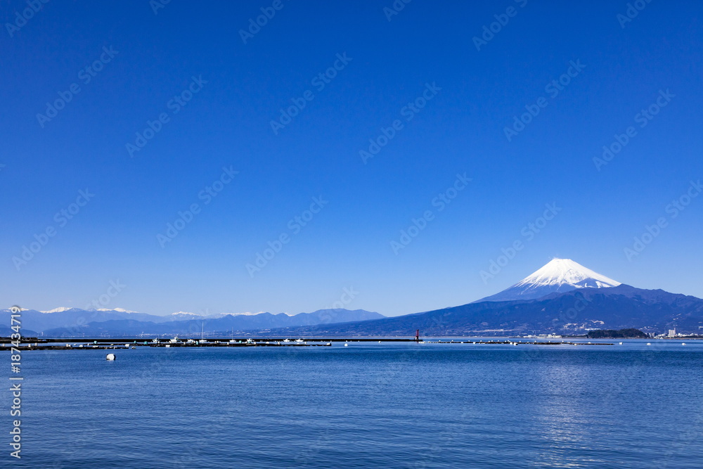 冠雪の富士山と南アルプス連峰、静岡県沼津市西浦にて