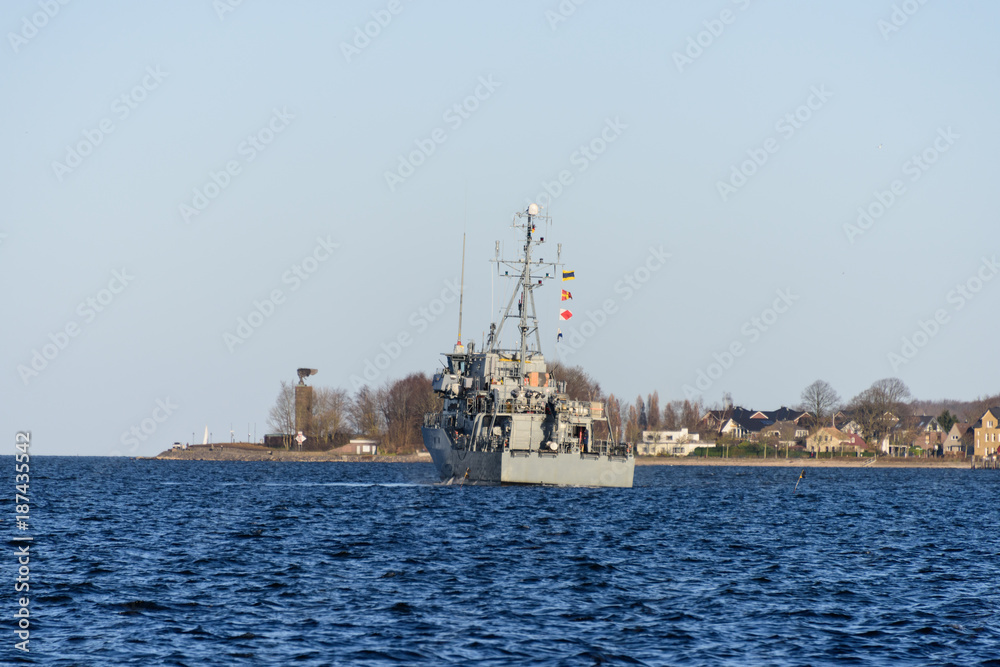 Kriegsschiff vor dem U-Boot Ehrenmal in Möltenort