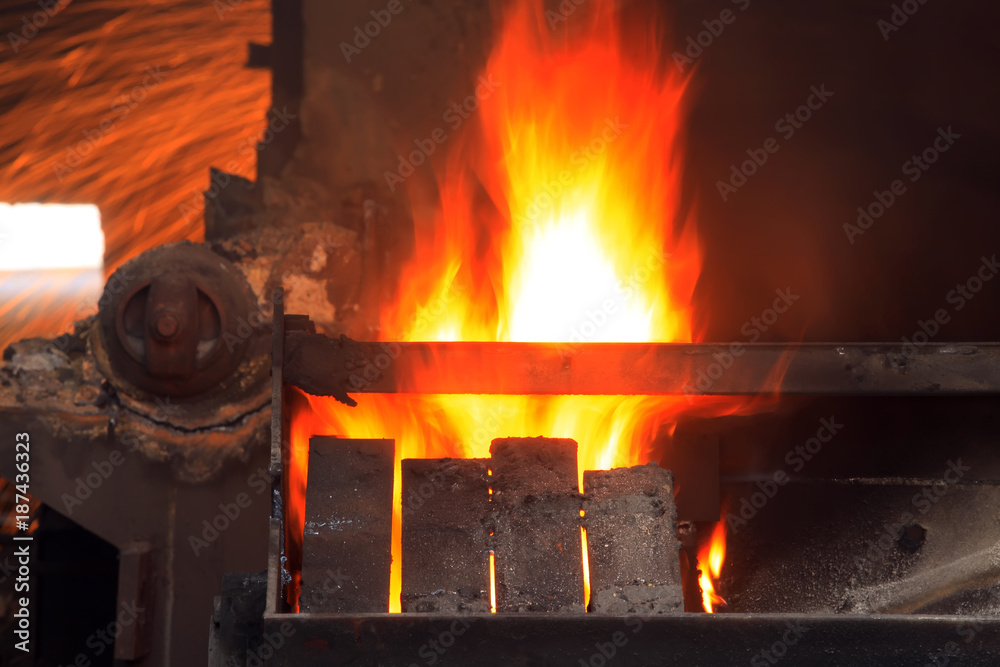 Obraz premium The workshop welder cuts metal