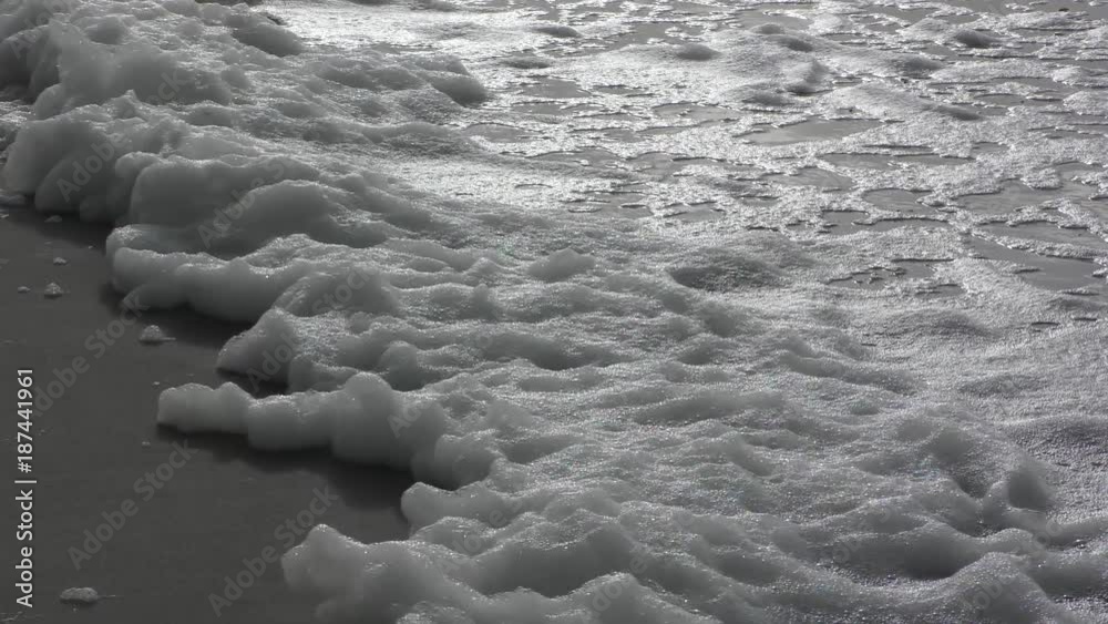 Écume de mer agitée par le vent sur la plage de Quend-Plage