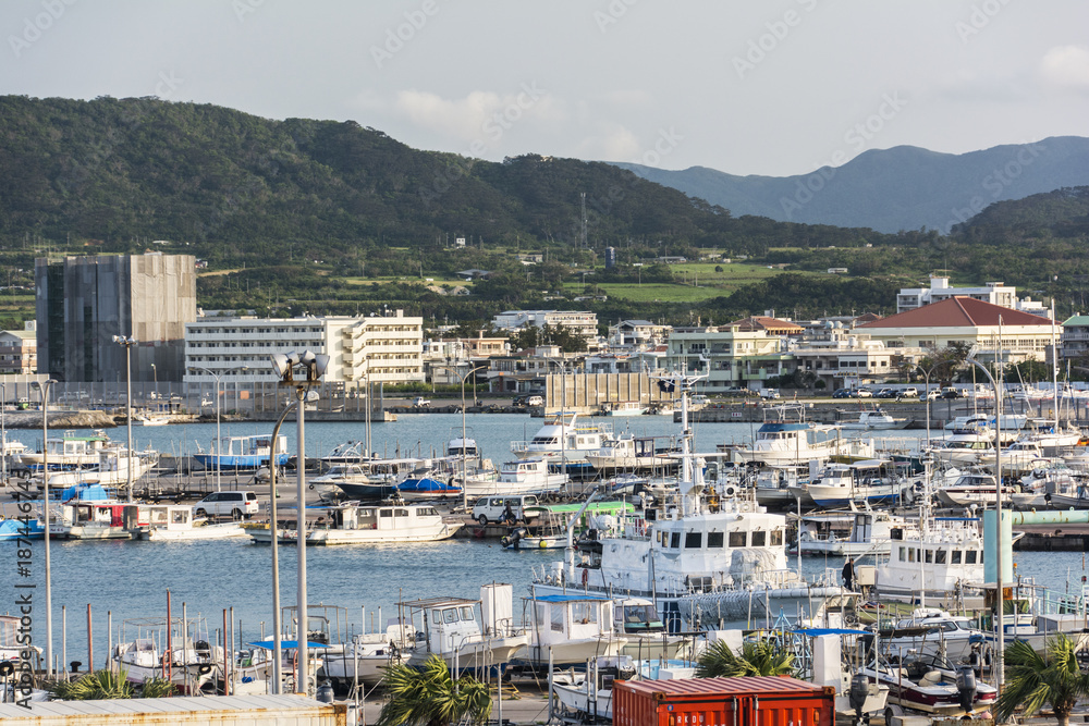 Blick auf den Hafen von Ishigaki in Japan.