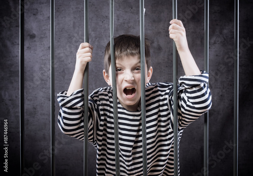Junge im Gefängnis Fototapete