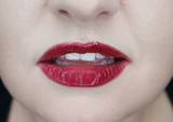 Czerwone usta pięknej kobiety z białymi zębami