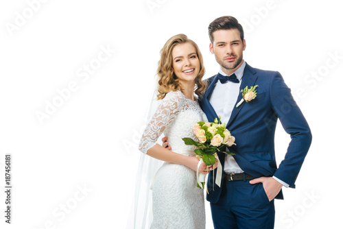 Billede på lærred portrait of smiling bride with wedding bouquet and groom isolated on white