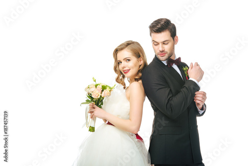 Foto portrait of bride and groom standing back to back together isolated on white