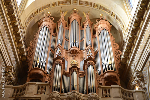 Grand orgue de l'église Saint-Louis en l'Ile à Paris, France