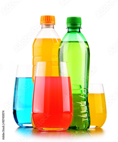 Fotografia Glasses and bottles of assorted carbonated soft drinks