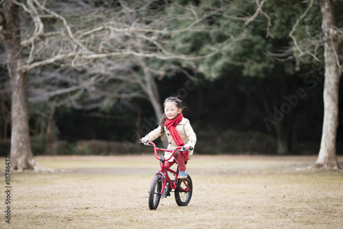 赤い自転車に乗る女の子