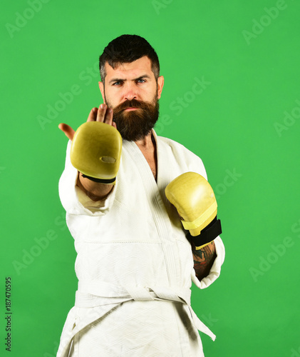 Fotografia Combat master asks to approach provoking fight.