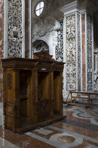 Fototapeta Naklejka Na Ścianę i Meble -  Confessionale in chiesa