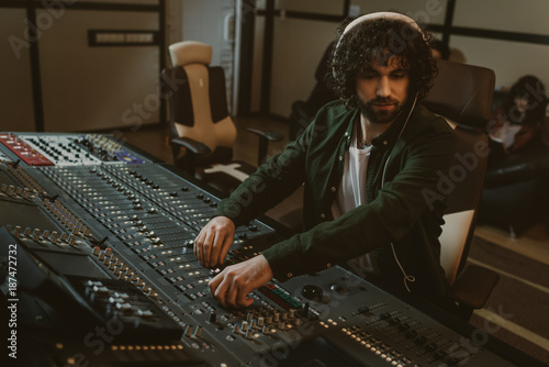 Bilde på lerret focused young sound producer working at studio