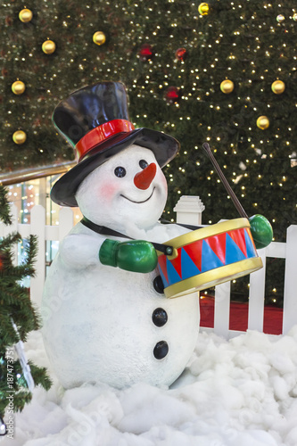 Snowman playing the snare drum