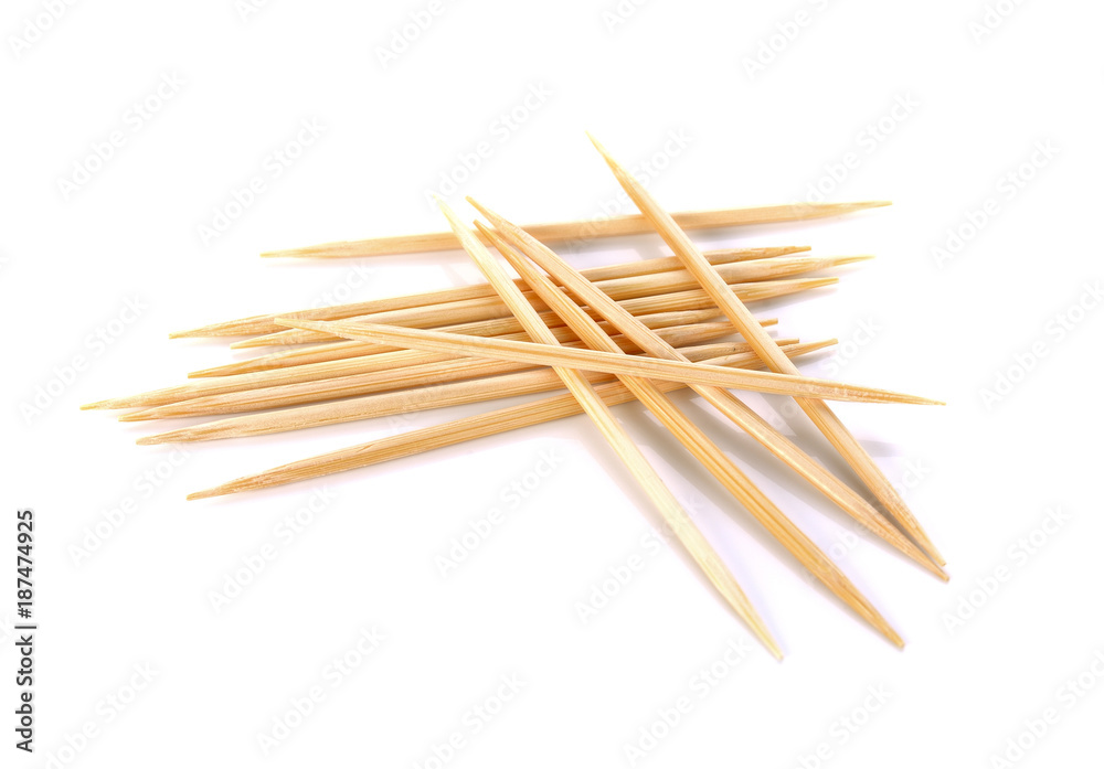 Naklejka premium Wooden toothpicks on white background