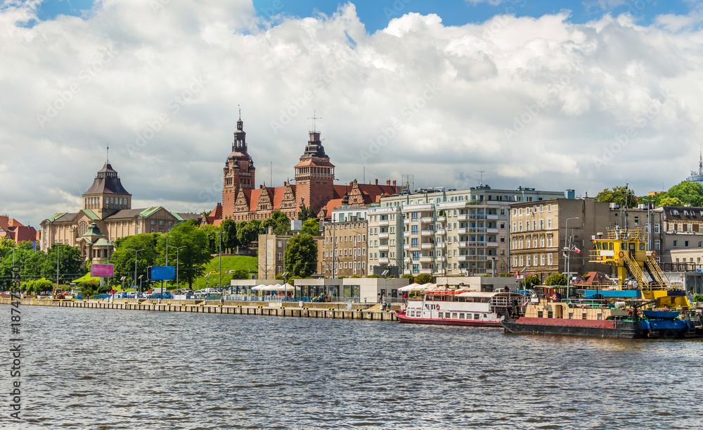 Szczecin - Wały i Bulwar Chrobrego. Panorama miasta widziana ze statku na rzece.