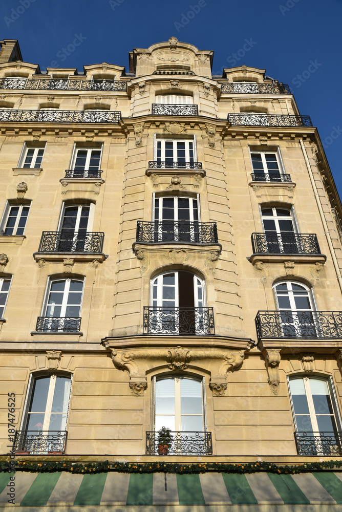 Immeuble haussmannien de l'île de la Cité à Paris, France