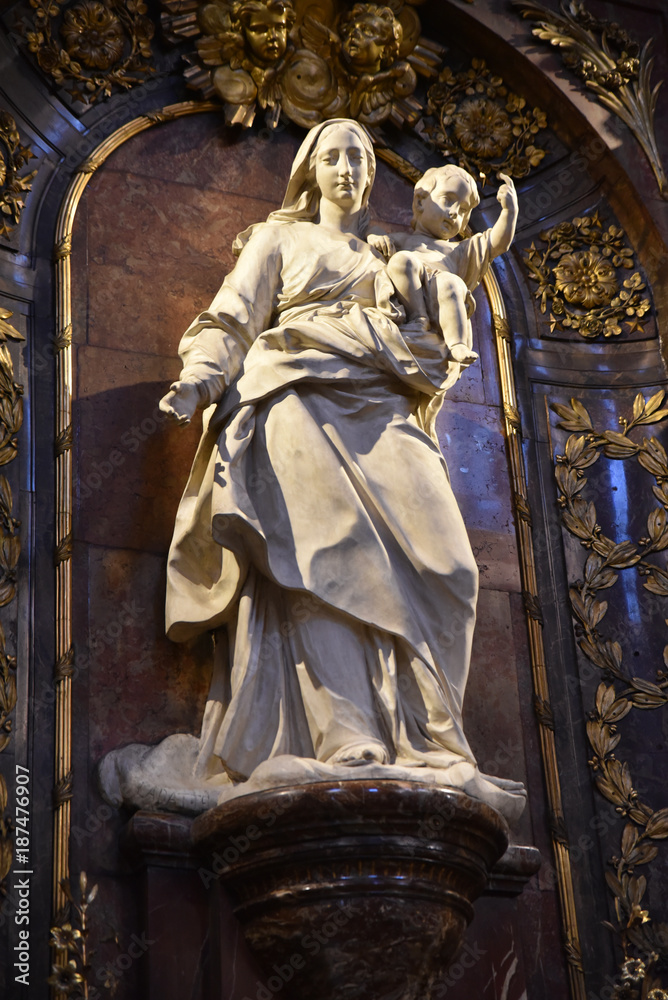 Statue de Vierge à l'Enfant à l'église Saint-Louis en l'île à Paris, France