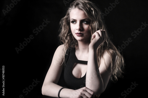Portret młoda piękna kobieta blondynka w mroku