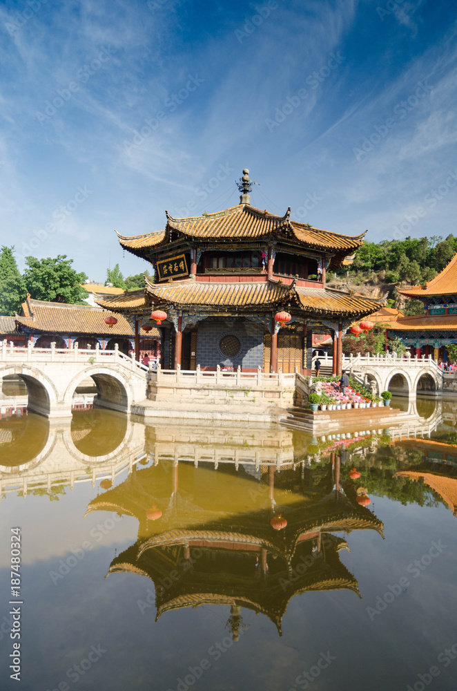 Naklejka premium Chinese temple on the lake