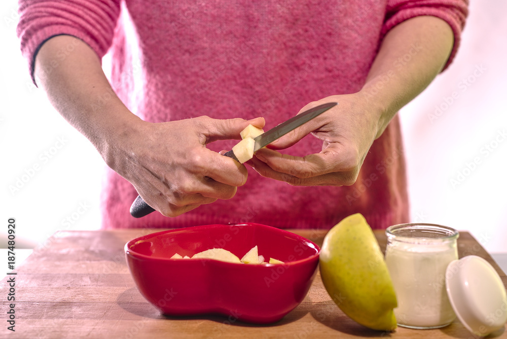 Mujer pelando fruta Stock Photo