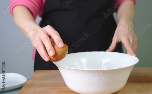 Mujer haciendo un postre casero con huevo