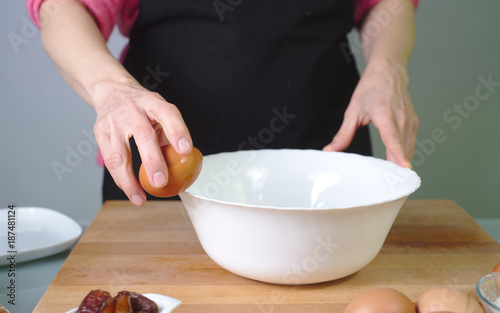 Mujer haciendo un postre casero con huevo