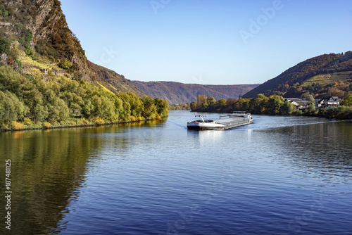 Die Mosel bei Cochem, ein Lastkahn oder auch Schleppschiff nähert sich.