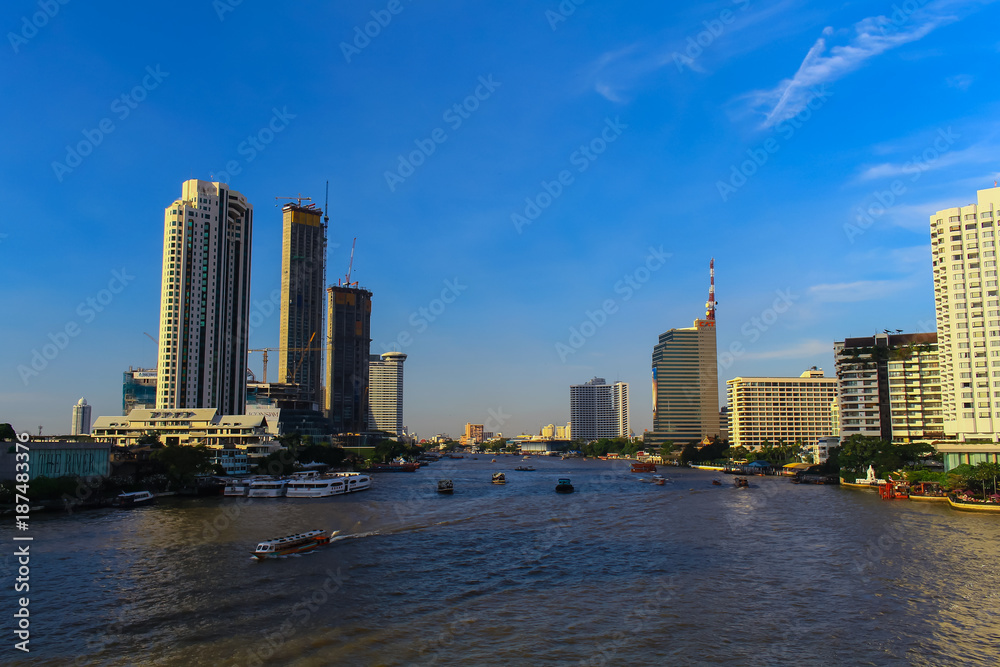 Fototapeta premium วิวแม่น้ำเจ้าพระยาและการจราจรทางน้ำ