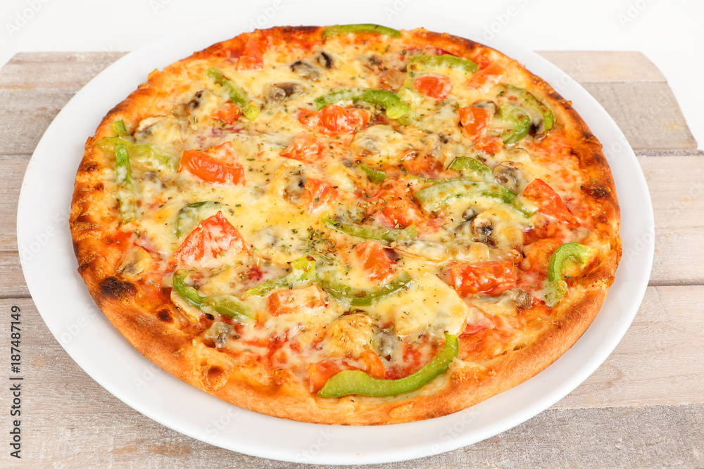 Pizza mit Paprika und Tomaten