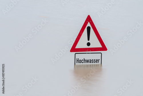 Schild Achtung Hochwasser, fast im Wasser versunken photo