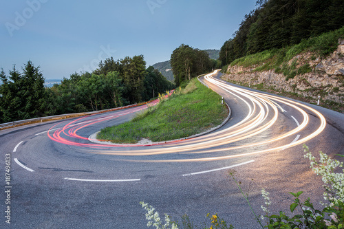 Un virage en épingle avec un lighttrail
