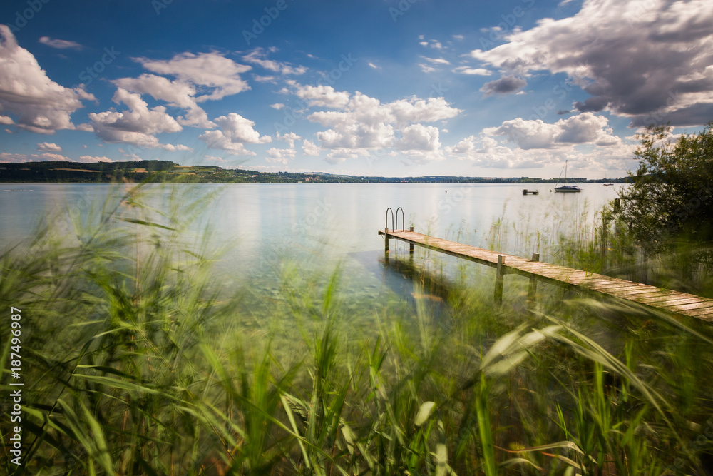 Obraz premium Un ponton devant le lac de Neuchâtel en pose longue.