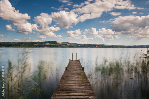 Un ponton devant le lac de Neuchâtel en pose longue.