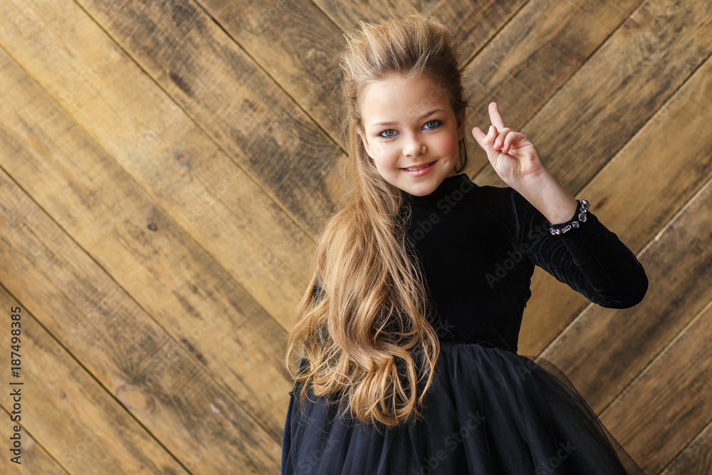 Obraz premium Little girl in fashion black dress