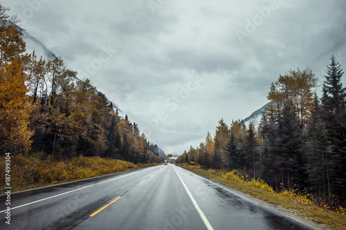 Indian Summer Highway Canada Regenwetter Autofahrt Durchsicht Frontscheibe