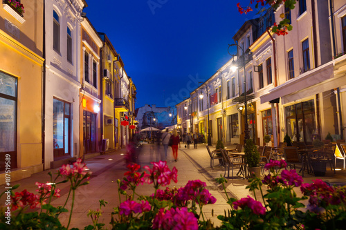 Foto Pedestrian streets of Craiova in evening