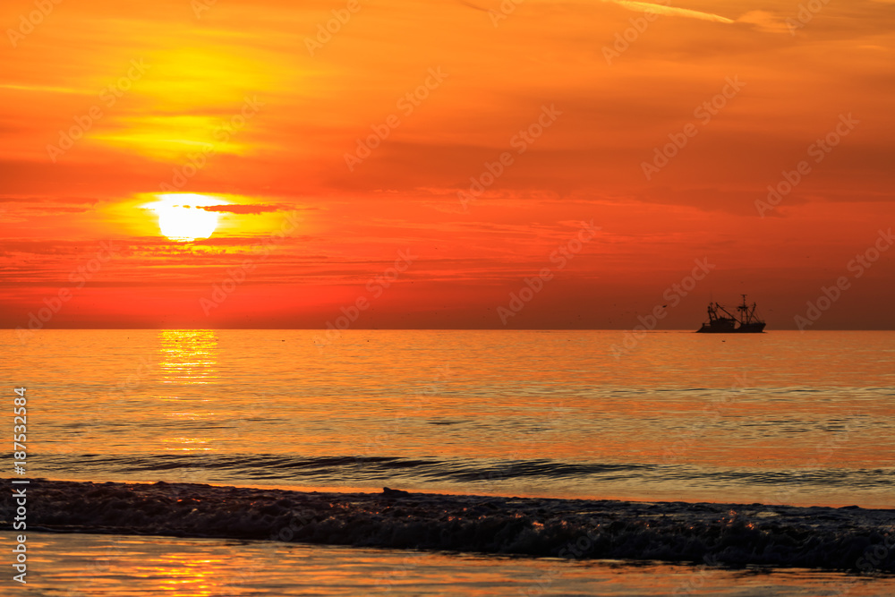 Sonnenuntergang über der Nordsee in Holland