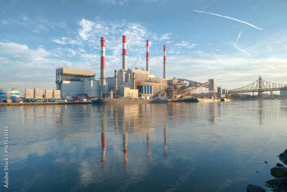 Obraz premium View of the industrial landscape of Long Island City in Queens from Roosevelt Island, NYC