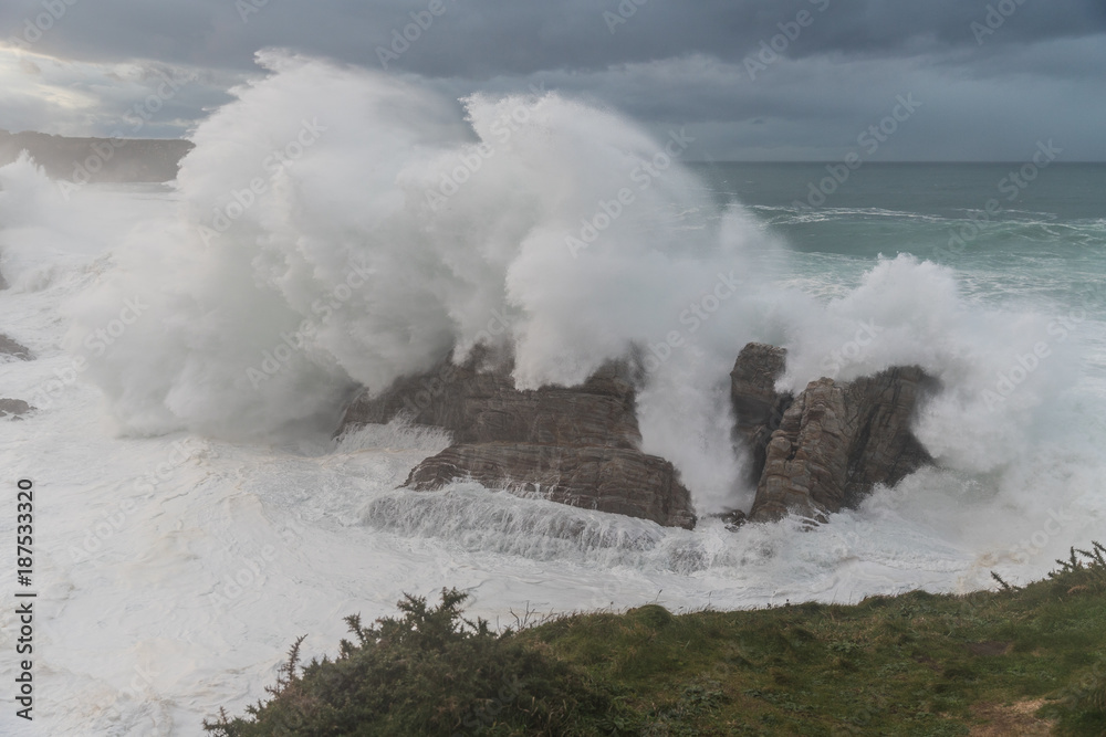 Obraz premium Waves of 10 meters on the Asturian coast