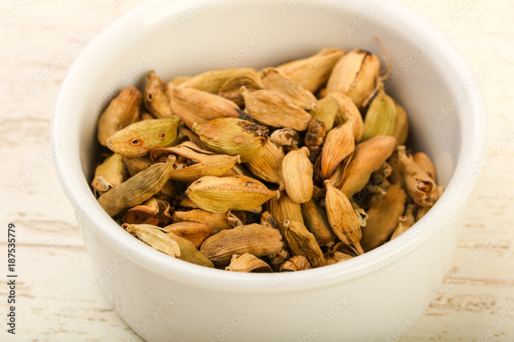 Dry cardamom seeds