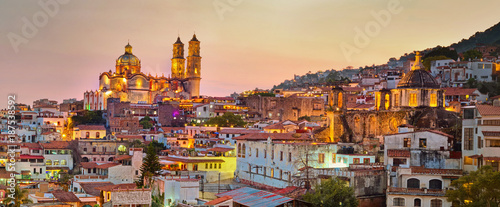 Tableau sur toile Panorama of Taxco city at sunset, Mexico