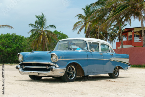 Car of Cuba on the beach     © Fotocat4