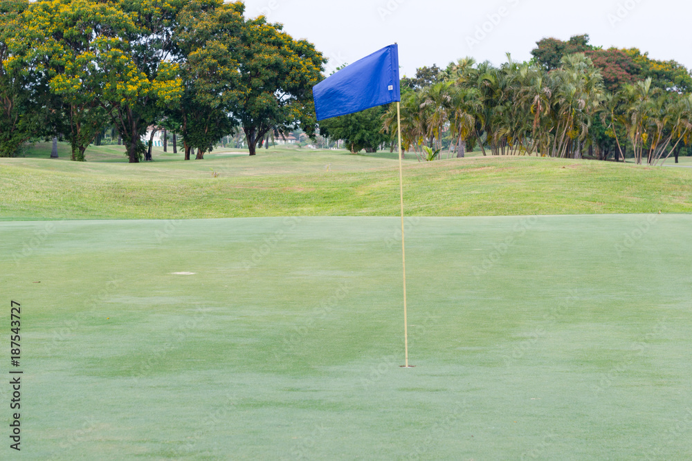 Obraz premium Blue flag at the beautiful golf course of golf course