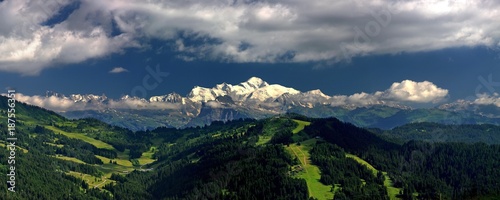 Chaine du Mont blanc vue du Mont chery