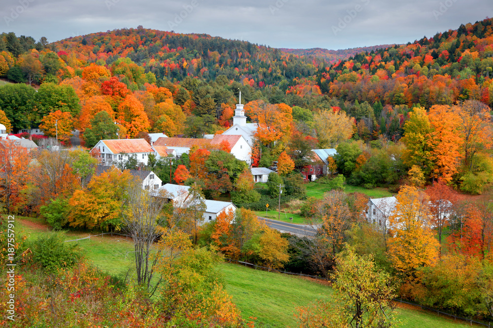 Obraz premium Small church in Topsham village in Vermont in the middle of fall foliage