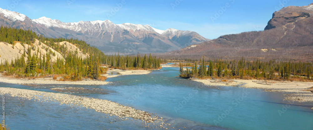 Obraz premium Panoramic view of North Saskatchewan river in jasper